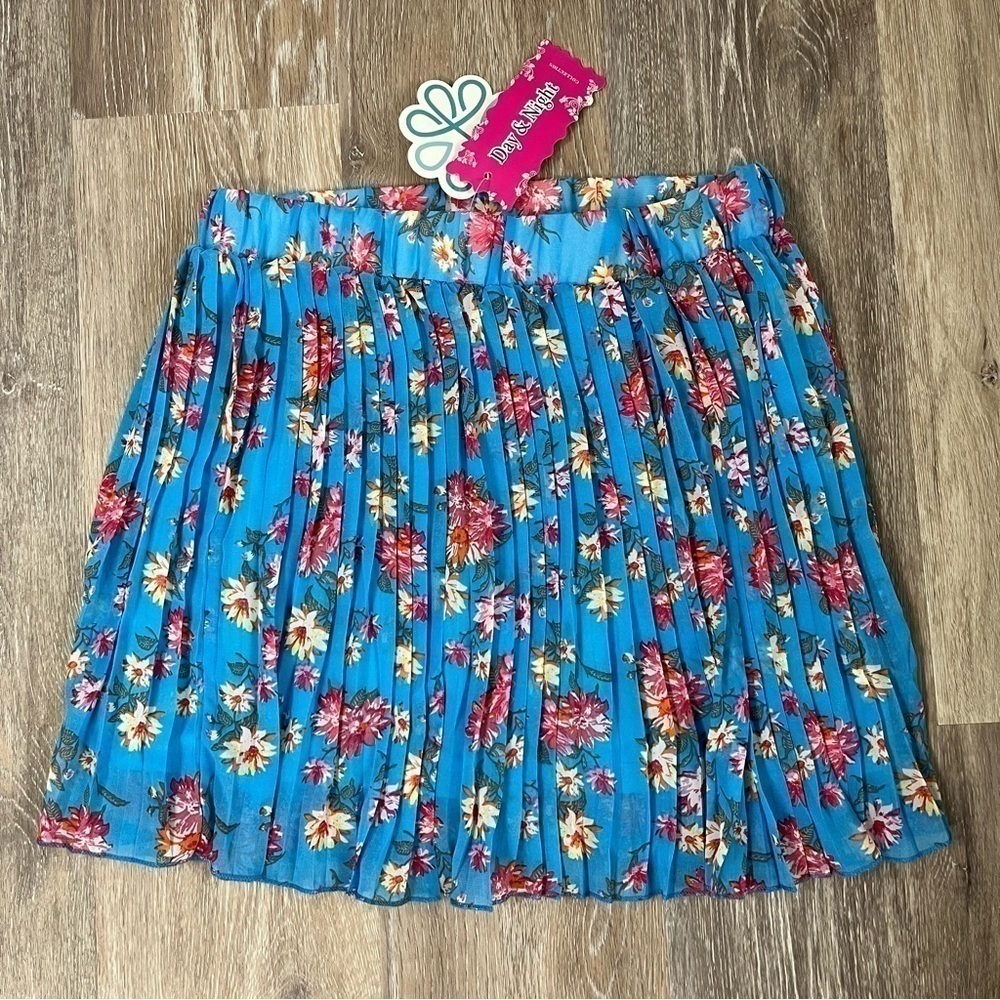 Nwt Day & Night Hawaiian Luau blue multi pleated elastic waist skirt size large.